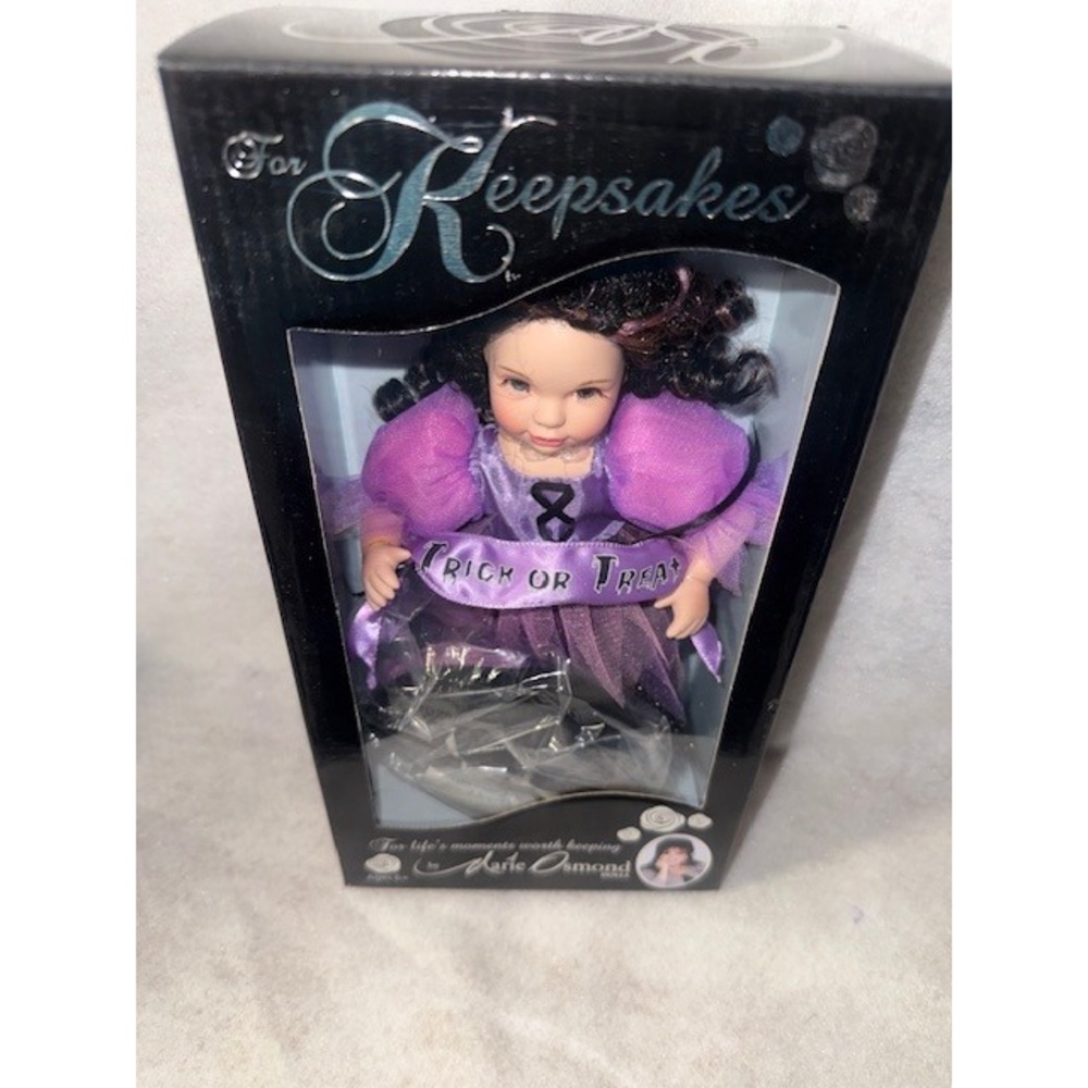 Marie Osmond For Keepsakes Halloween Trick or Treat‎ Porcelain Doll 2006 Purple